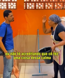 T0102007 Adriana jogou água na blusa do patrão para salvar ele de algo pior