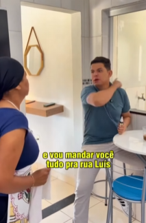 T0102008 Adriana escreveu no papel para Tim esconder pegar Luís no flagra tramando para ele