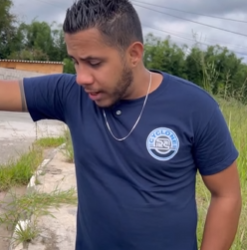 T0304013 Ia dar um presente para irmã, mas marido aparentemente não queria part2