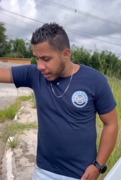 T0304013 Ia dar um presente para irmã, mas marido aparentemente não queria part2