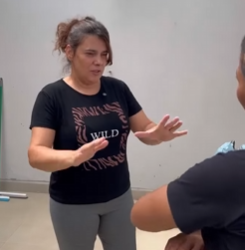 T0304023 Duas amigas que se achavam famosas, mas faltava algo