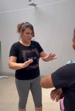 T0304023 Duas amigas que se achavam famosas, mas faltava algo