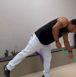 T0602013 Ela leva comida para seus novos vizinhos, depois tira vantagem deles