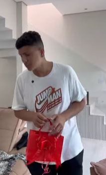 T1721005 ia na casa da vizinha comia que encontrava sem se importar com nada part2