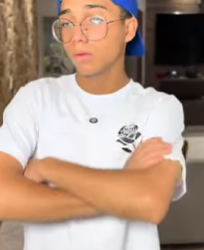 T1821008 Filho do patrao surta ao descobrir que pai vai se casar com proprio empregado part2