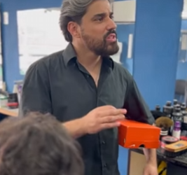 T0502007 Barbeiro não quis cortar cabelo do menino pobre, mas recebe uma lição part2