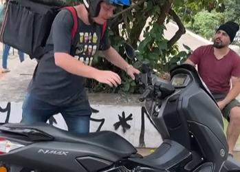 T0802016 Dono de pizzaria se veste de mendigo descobre trabalhador arrogante part 2