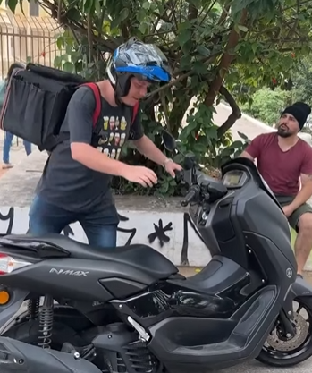 T0802016 Dono de pizzaria se veste de mendigo descobre trabalhador arrogante part 2