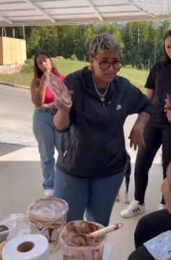 T0702013 Quem menos contribui quem mais come, neste grupo de amigas part2