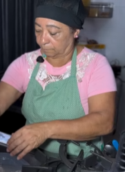 T0721012 Doméstica comprou um presente de aniversário mas teve uma surpresa