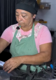 T0721012 Doméstica comprou um presente de aniversário mas teve uma surpresa