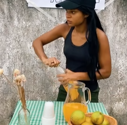 T1321001 Menina fez isso para salvar vida dessa mulher GRÁVIDA no meio da rua part2