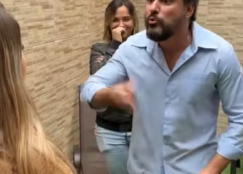 T1002007 Menina inteligente põe seu telefone para gravar desmascarar sua madrasta