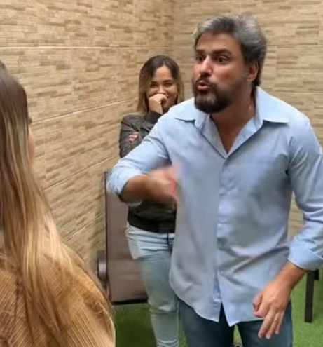 T1002007 Menina inteligente põe seu telefone para gravar desmascarar sua madrasta