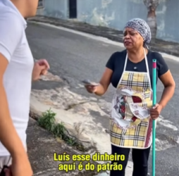 T0121002 Luís jogou todo dinheiro no chão acusou funcionária de ter pegado