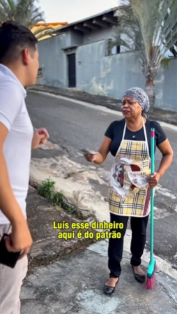 T0121002 Luís jogou todo dinheiro no chão acusou funcionária de ter pegado