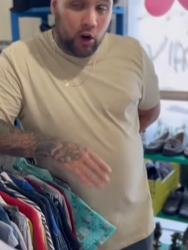 T1721028 vendedora se recusa vender uma roupa porque pobre assim seu chefe reagiu part2