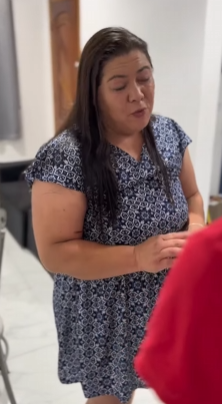 T1721036 Ela ajudou seu irmão com abóbora de halloween part2