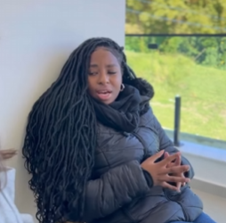 T1121003 Essa mulher estava todos os dias na casa de outra pessoa veja que os seus vizinhos faziam com ela