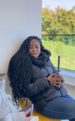 T1121003 Essa mulher estava todos os dias na casa de outra pessoa veja que os seus vizinhos faziam com ela