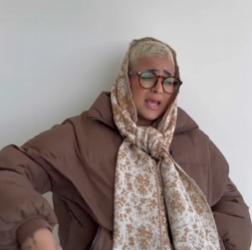 T1121003 Essa mulher estava todos os dias na casa de outra pessoa veja que os seus vizinhos faziam com ela