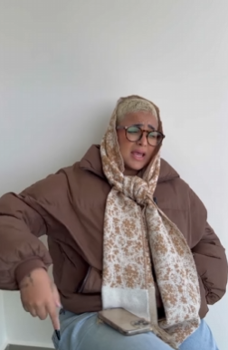 T1121003 Essa mulher estava todos os dias na casa de outra pessoa veja que os seus vizinhos faziam com ela