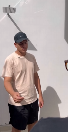 T1121018 Homem vendia beijos da sua esposa por reais part2