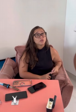 T1121028 Ela vendia suco antes de atender os clientes tomava café da manhã até descobrirem motivo