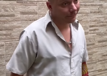 T0122005 Ele fingiu não conhecer sua esposa filha na frente da sua nova mulher, nunca faça que ele fez