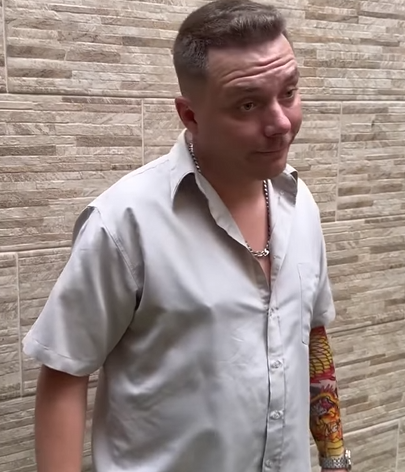 T0122005 Ele fingiu não conhecer sua esposa filha na frente da sua nova mulher, nunca faça que ele fez