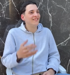 T0421011 Ele quis mobiliar casa com isso