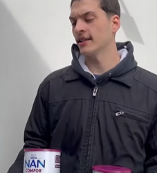 T0421013 Mãe vendeu leite do seu bebê para comprar roupas