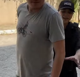 T1321013 Por estar no celular ela esqueceu filho pequeno dentro do carro parte 2