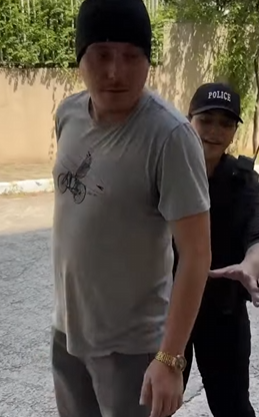 T1321013 Por estar no celular ela esqueceu filho pequeno dentro do carro parte 2