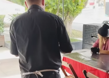 T1321025 Milionário surpreende homem pobre