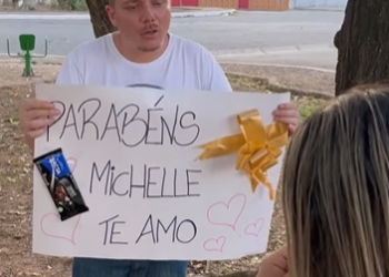 T1002012 namorado deu um cartaz de presente para ela, ela deixou sem saber que estava por trás disso parte 2