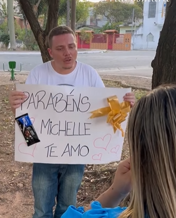 T1002012 namorado deu um cartaz de presente para ela, ela deixou sem saber que estava por trás disso parte 2