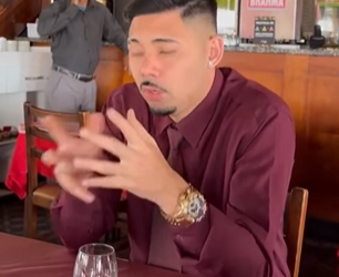 T1002013 Eles confundiram com um garçom por causa de sua cor de p3le