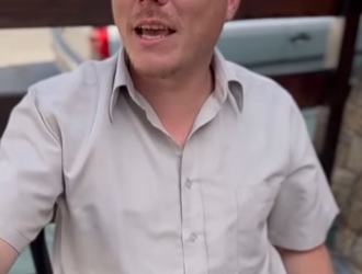 T1002015 Ele colocou uma câmera no banheiro da esposa para descobrir que ela estava fazendo