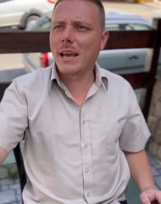 T1002015 Ele colocou uma câmera no banheiro da esposa para descobrir que ela estava fazendo