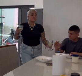 T1123008 Ela fez tacos em casa sem imaginar chegou uma visita deu lhe isto part2