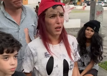 T1321004 Ela deu dinheiro do pai para as pessoas na rua. part2