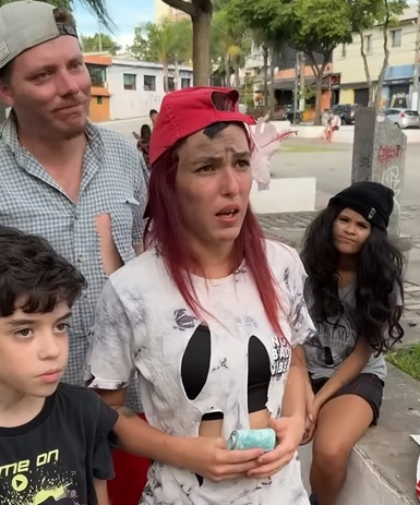 T1321004 Ela deu dinheiro do pai para as pessoas na rua. part2