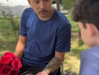 T1321009 Criança toca campainha de um desconhecido para ser seu amigo. part2