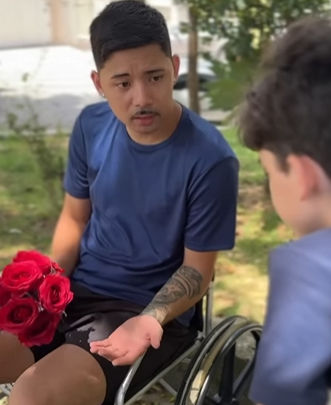 T1321009 Criança toca campainha de um desconhecido para ser seu amigo. part2