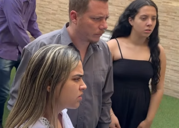 T1022012 Mãe ensina uma lição aos seus filhos egoísta gananciosos part2