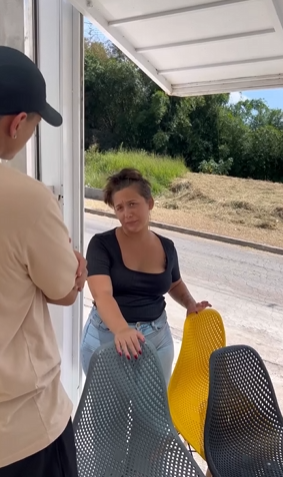 T1121005 Esta jovem não sabia que tinha que cuidar mais das coisas dos outros mais do que as suas próprias coisas, olha que ela fazia part2