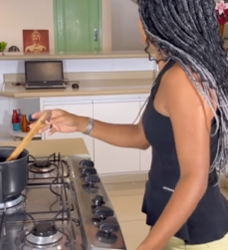 T1422004 Mulher começou ver αรรσмbяαçãσ dentro da própria casa! part2