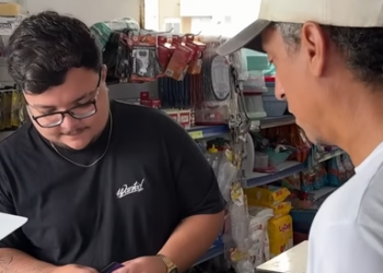 T1301004 Ela colocou uma máquina de cartão no banco de uma moto, mas você não vai acreditar no motivo. part2