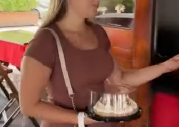 T1301006 Nunca tente brincar com duas mulheres inteligente. part2